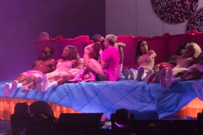 Лучший друг Майли Сайрус выложил ее фото с голым задом