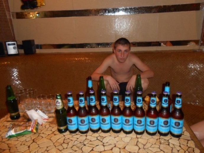 Ровные пацанчики отдыхают в неформальной обстановке