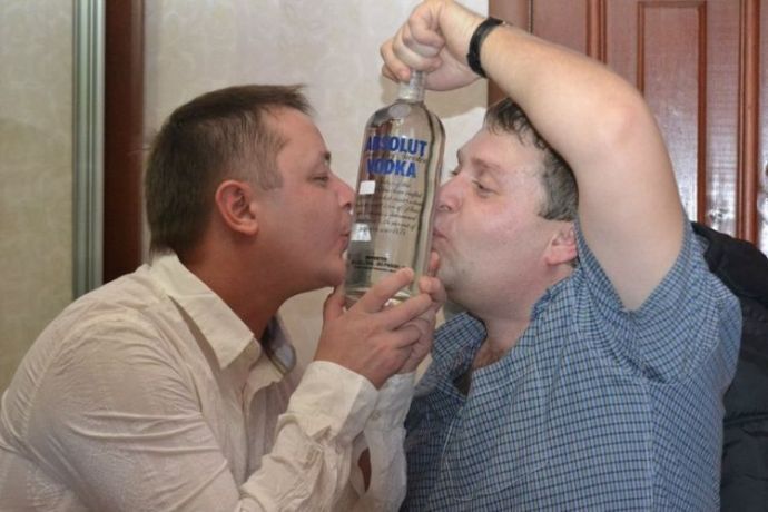 Ровные пацанчики отдыхают в неформальной обстановке