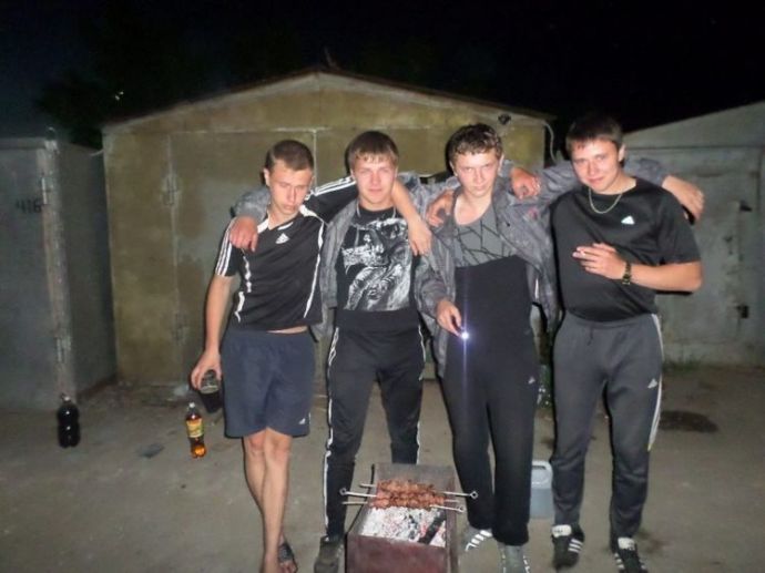 Ровные пацанчики отдыхают в неформальной обстановке