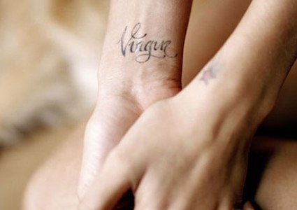 У Николь Риччи надпись Virgin на запястье.