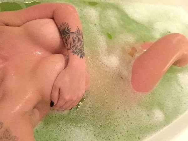 Без лифчика