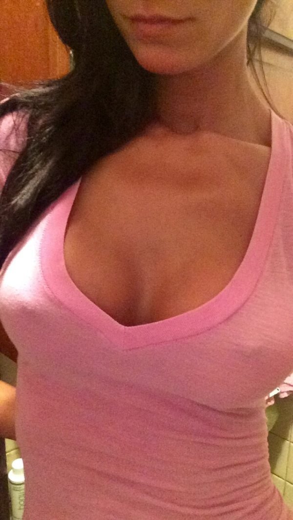 Без лифчика