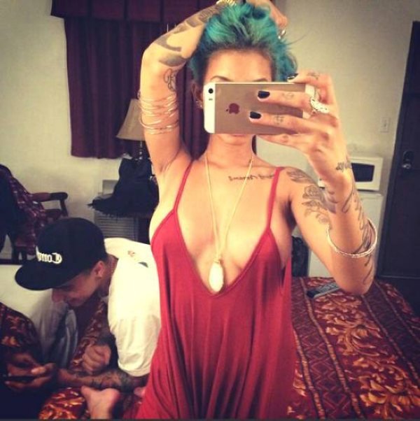 Без лифчика