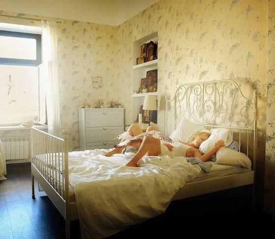 Эроприколы -  Дрочет памятнику, вот дура!