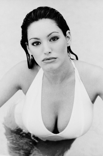 Kelly Brook показала пышную грудь