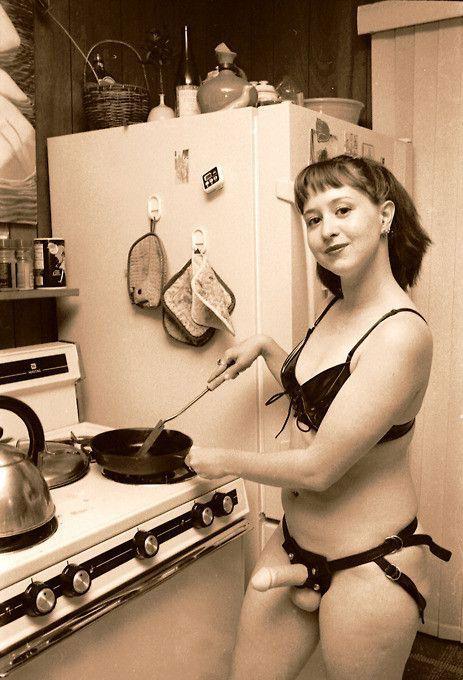 Показывает как надо делать минет - Эроприколы