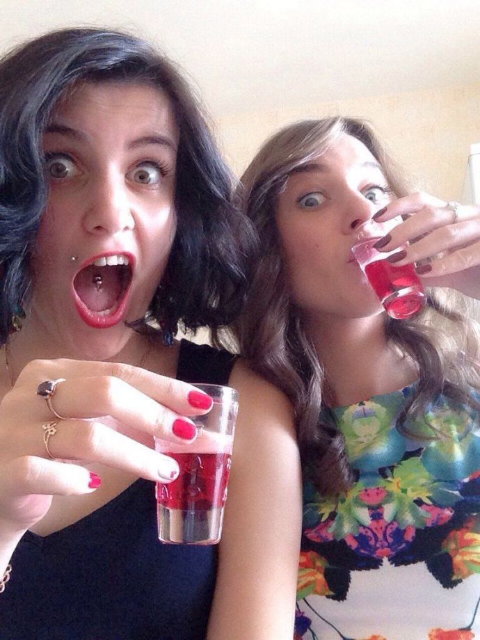 Чем девушки предпочитают запивать пятницу