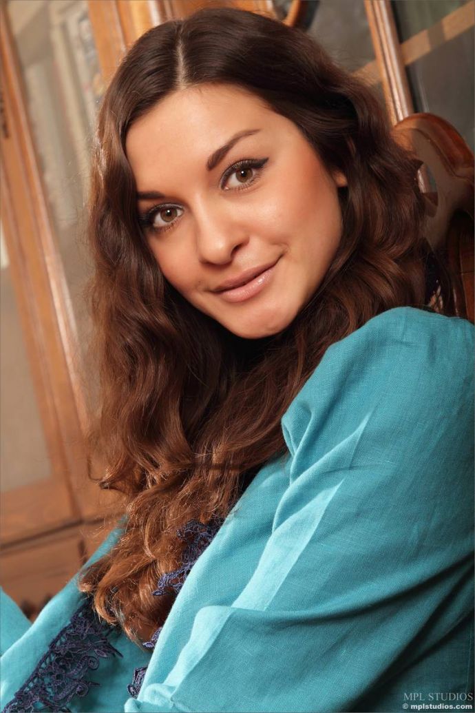 Читая роман, Ekaterina перевозбудилась и довела себя до мощного оргазма