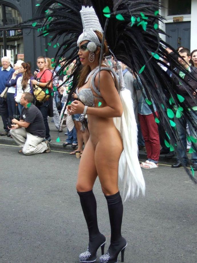 Эроприколы -  Дрочет памятнику, вот дура!