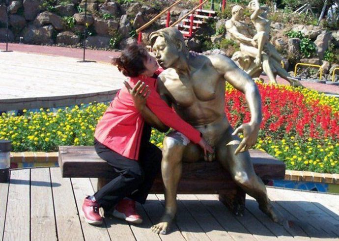 Эроприколы -  Дрочет памятнику, вот дура!