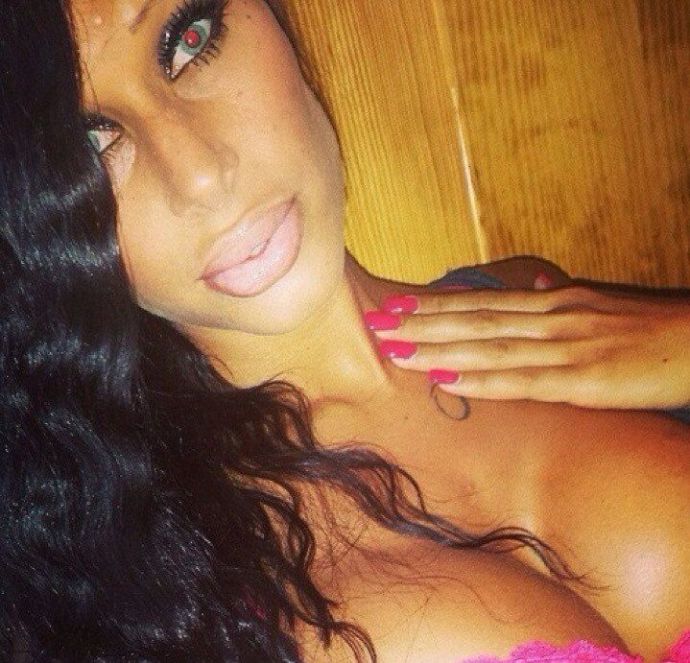 Муклы меряются силиконовыми титьками и ботоксными губами