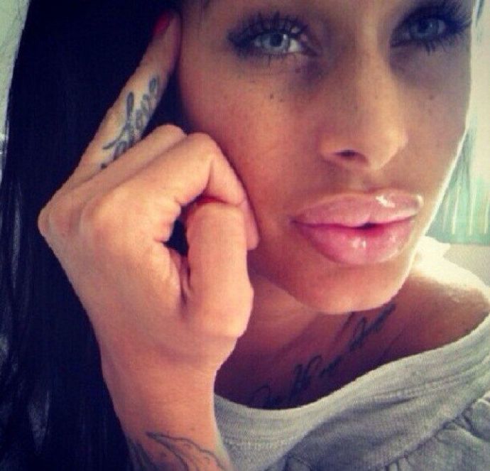 Муклы меряются силиконовыми титьками и ботоксными губами