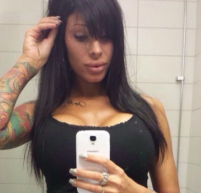 Муклы меряются силиконовыми титьками и ботоксными губами