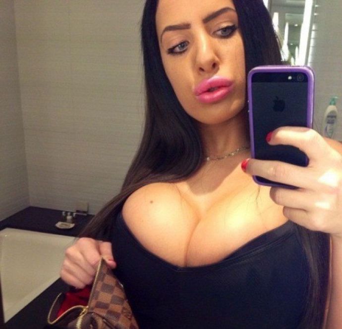 Муклы меряются силиконовыми титьками и ботоксными губами