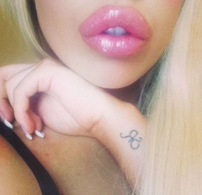 Муклы меряются силиконовыми титьками и ботоксными губами