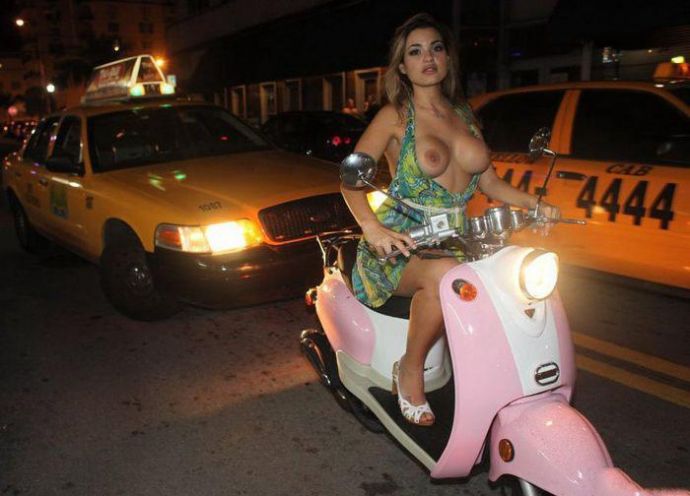 Показывает как надо делать минет - Эроприколы