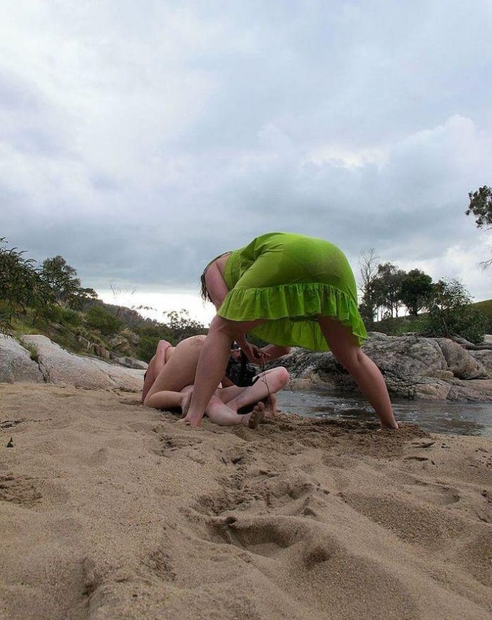 Показывает как надо делать минет - Эроприколы