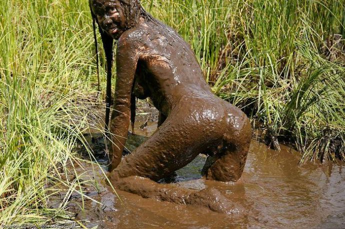 Показывает как надо делать минет - Эроприколы