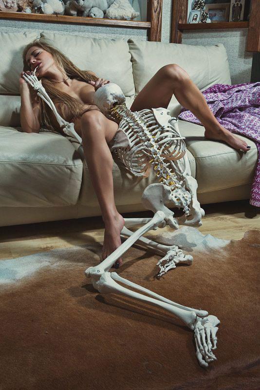 Девушка подмываеться в раковине - Эроприколы