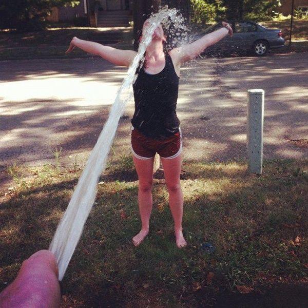 Девушка подмываеться в раковине - Эроприколы