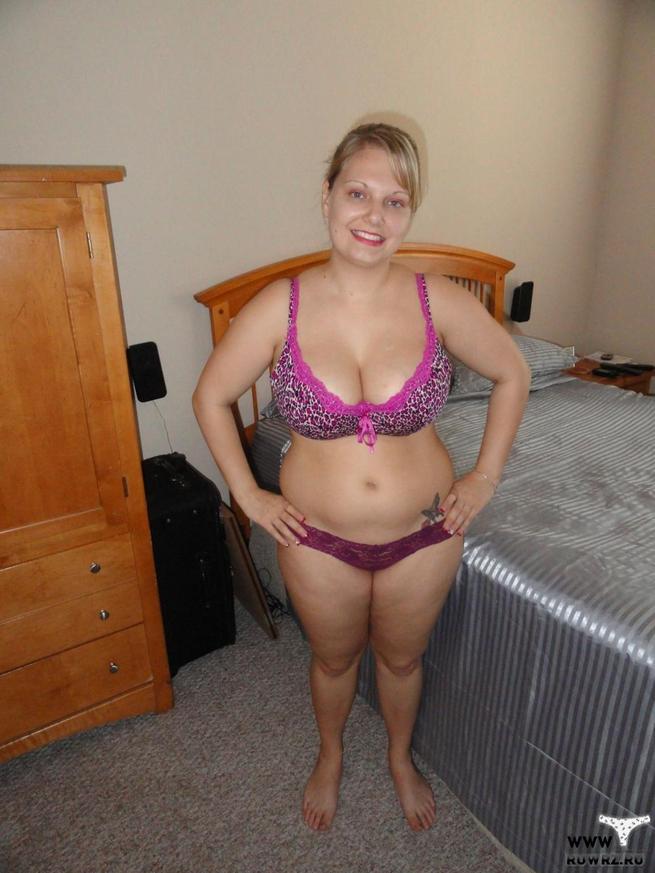 Пышнотелая женушка показывает большую попу и здоровенные груди