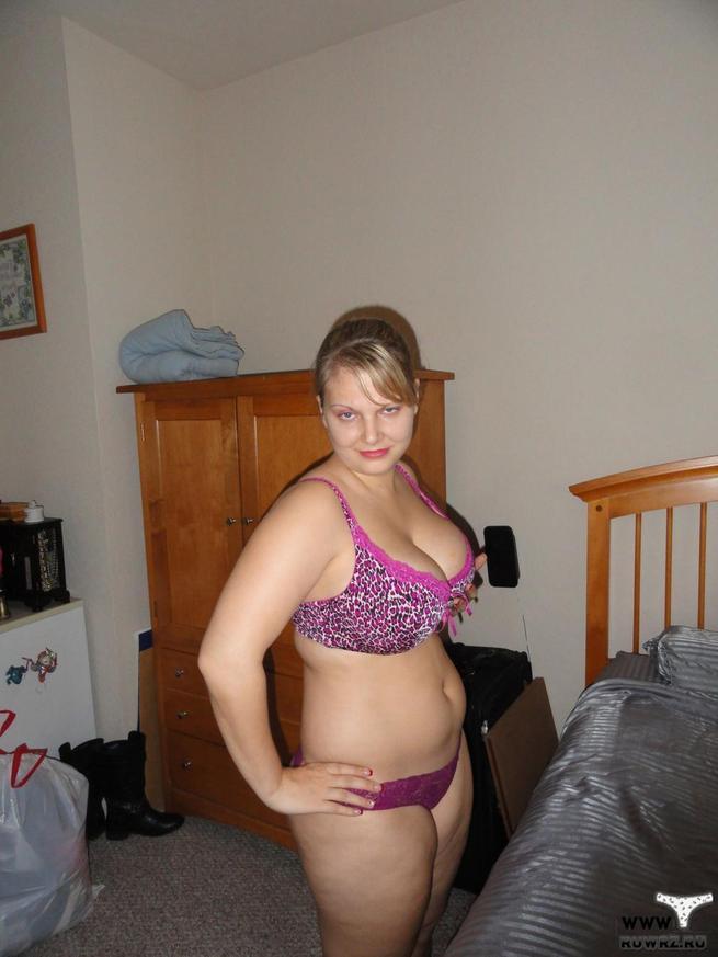 Пышнотелая женушка показывает большую попу и здоровенные груди Пышнотелая женушка показывает большую попу и здоровенные груди