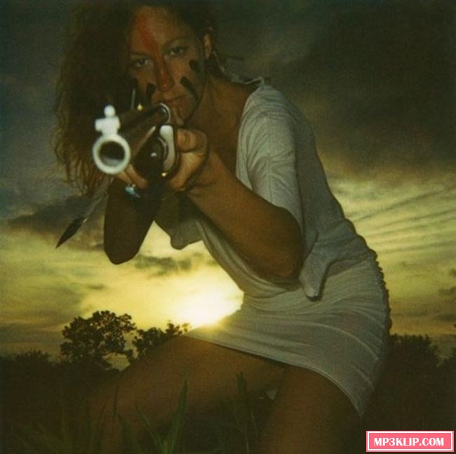 Сексуальные девушки с оружием (48 фото)