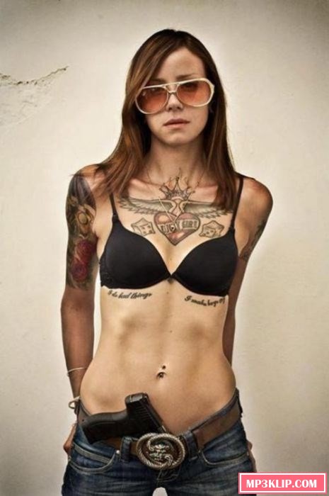 Сексуальные девушки с оружием (48 фото)