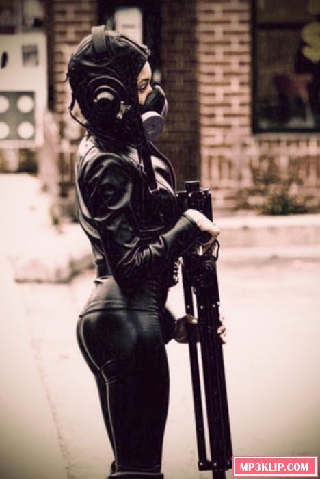 Сексуальные девушки с оружием (48 фото)