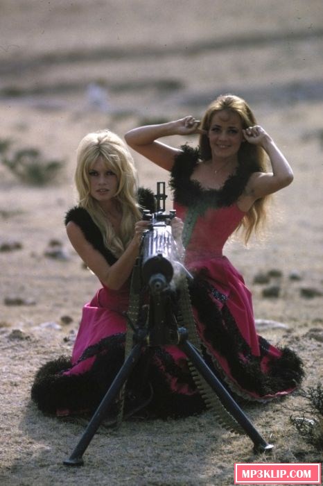 Сексуальные девушки с оружием (48 фото)