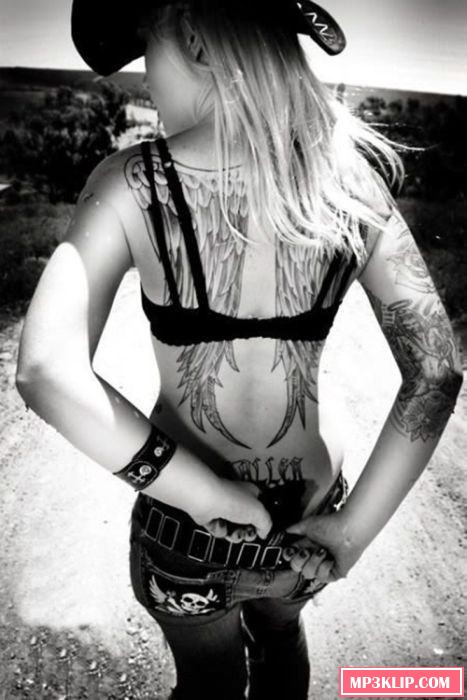 Сексуальные девушки с оружием (48 фото)