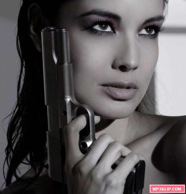 Сексуальные девушки с оружием (48 фото)