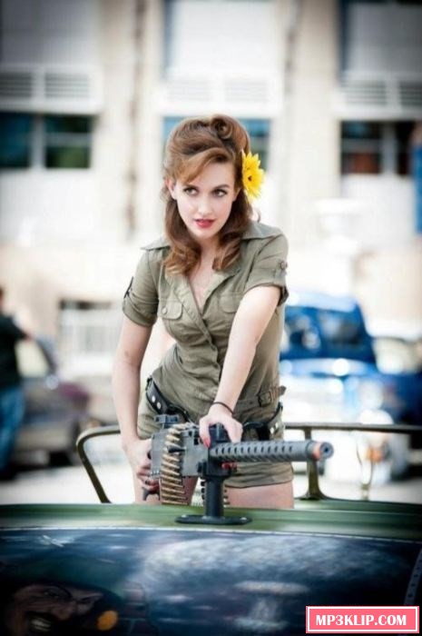 Сексуальные девушки с оружием (48 фото)