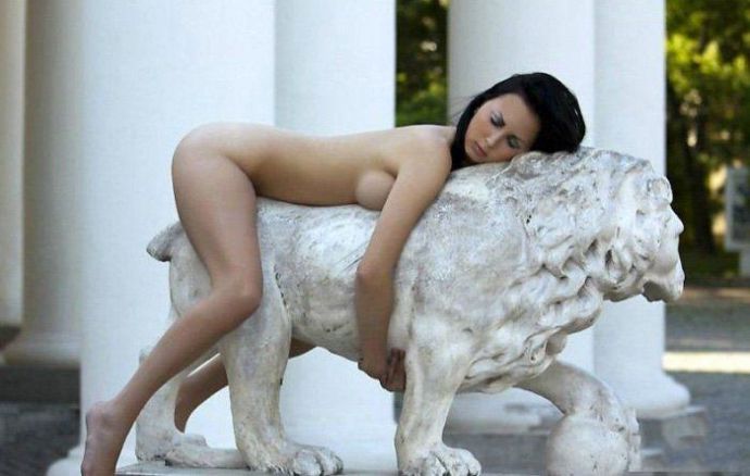 Девушка подмываеться в раковине - Эроприколы