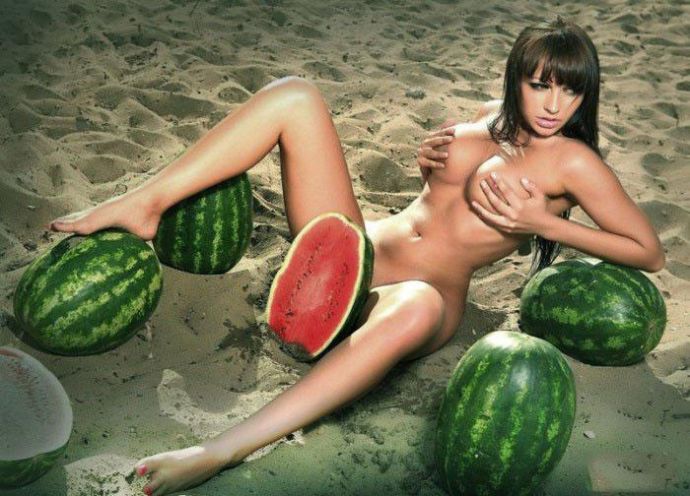 Голая девушка среди арбузов - Эроприколы