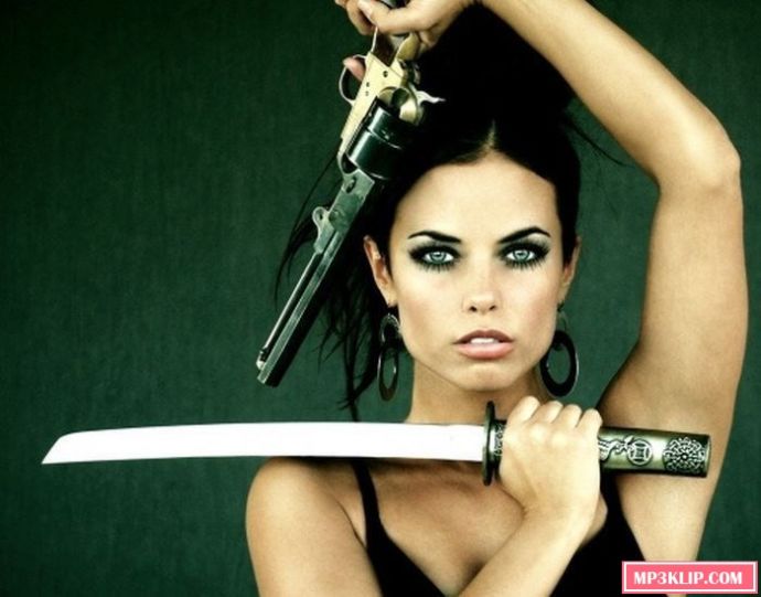 Сексуальные девушки с оружием (48 фото)