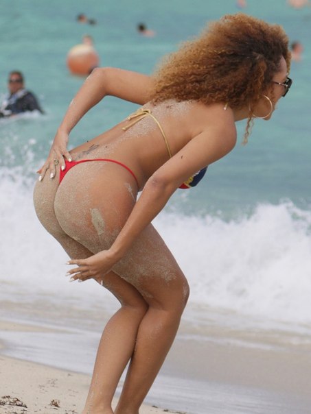 Аиша Талия (Aisha Thalia) в бикини