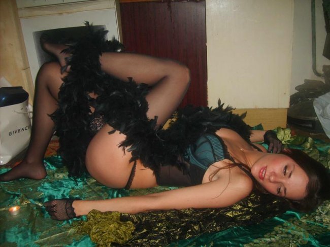 Девочка на кухне устроила показ тела