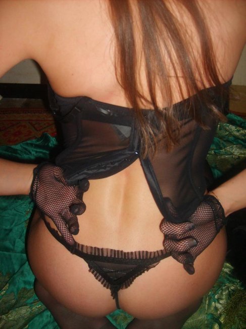 Девочка на кухне устроила показ тела