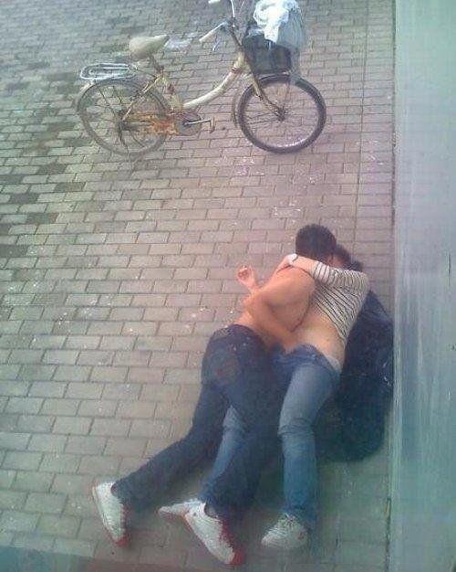 Когда не невтерпеж можно потрахаться и на улице -  Эроприколы