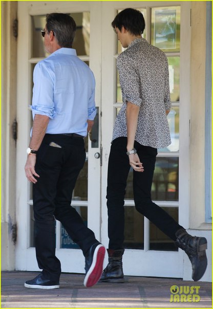 Пирс Броснан со своим сыном в Малибу.