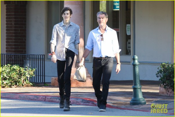 Пирс Броснан со своим сыном в Малибу.