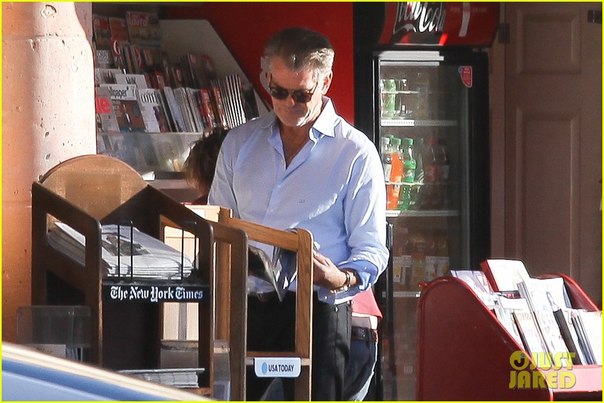 Пирс Броснан со своим сыном в Малибу.