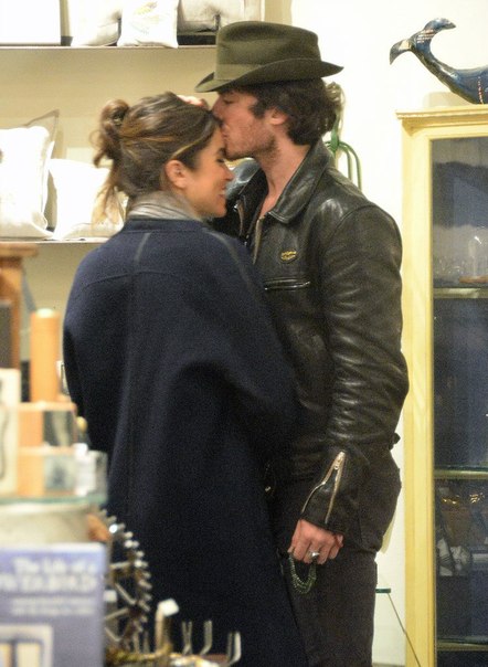 Йен Сомерхолдер и Никки Рид в магазине.