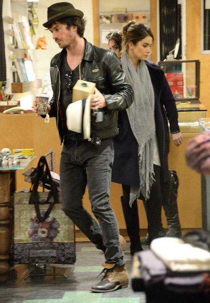 Йен Сомерхолдер и Никки Рид в магазине.