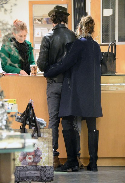 Йен Сомерхолдер и Никки Рид в магазине.