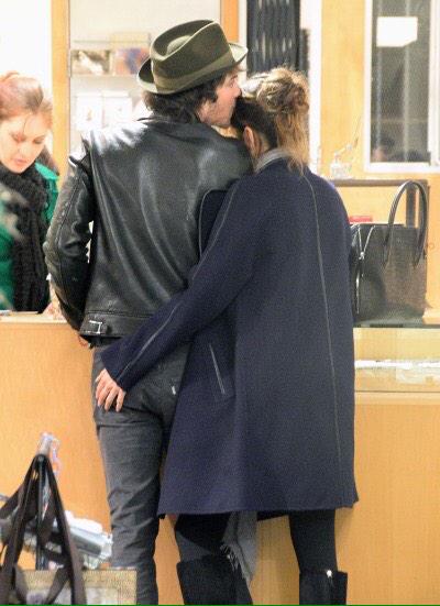 Йен Сомерхолдер и Никки Рид в магазине.