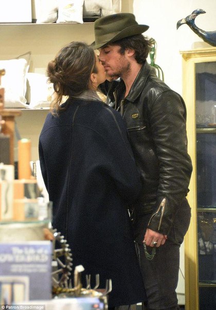 Йен Сомерхолдер и Никки Рид в магазине.