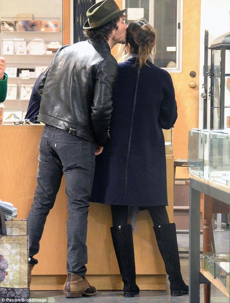 Йен Сомерхолдер и Никки Рид в магазине.